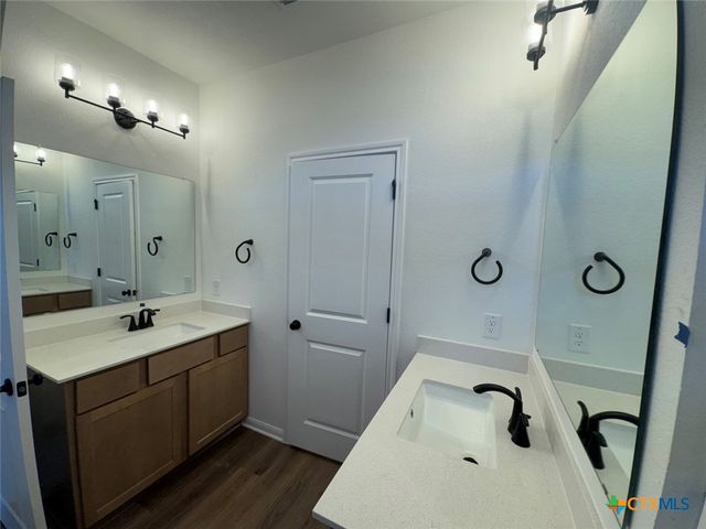 3717 Pin Oak Hills, Seguin, TX 78155