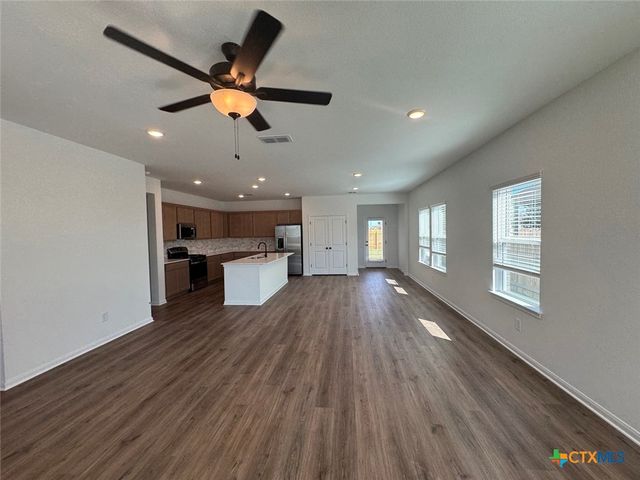 3717 Pin Oak Hills, Seguin, TX 78155