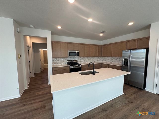 3717 Pin Oak Hills, Seguin, TX 78155