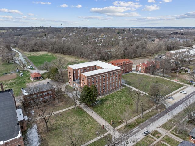 318 CENTER ST, Boonville, MO 65233