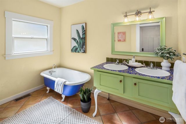 4710 42nd Avenue S, Seattle, WA 98118