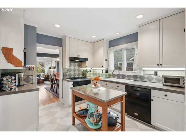 631 Ne 43RD Ave, Portland, OR 97213