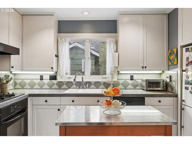 631 Ne 43RD Ave, Portland, OR 97213