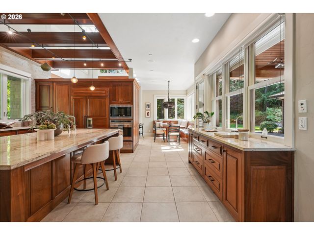 4330 Sw CHARMING Way, Portland, OR 97225
