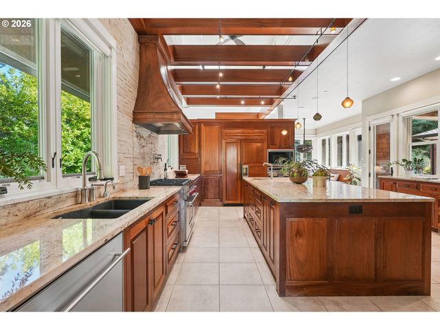 4330 Sw CHARMING Way, Portland, OR 97225