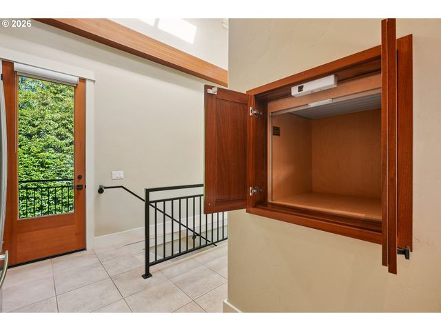4330 Sw CHARMING Way, Portland, OR 97225