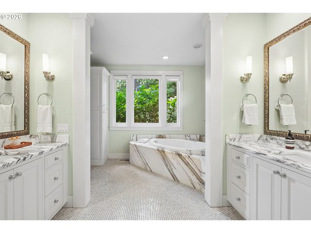 4330 Sw CHARMING Way, Portland, OR 97225