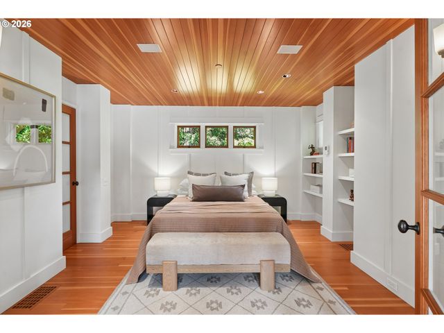 4330 Sw CHARMING Way, Portland, OR 97225