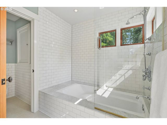 4330 Sw CHARMING Way, Portland, OR 97225