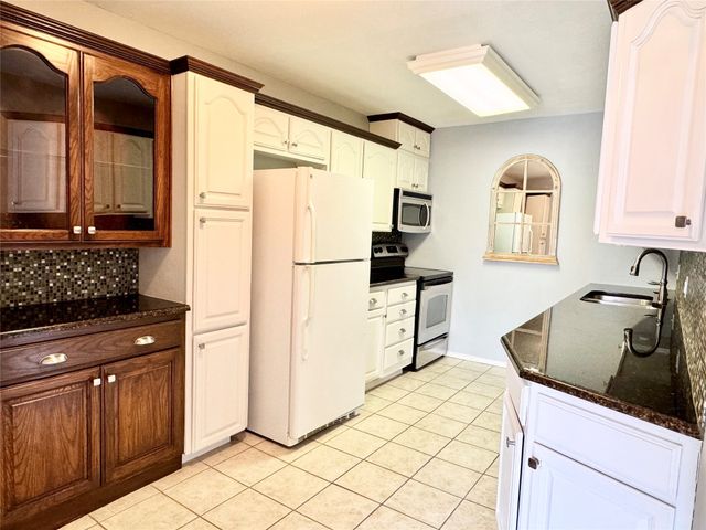 4014 Ridglea Country Club Drive 407, Fort Worth, TX 76126