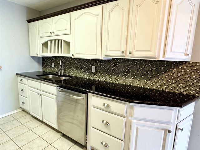 4014 Ridglea Country Club Drive 407, Fort Worth, TX 76126