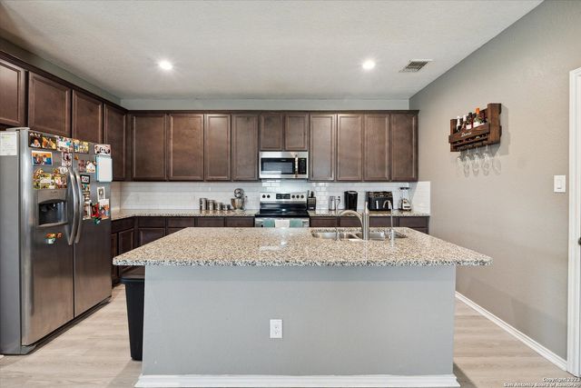 4522 HEATHERS CROSS, St Hedwig, TX 78152