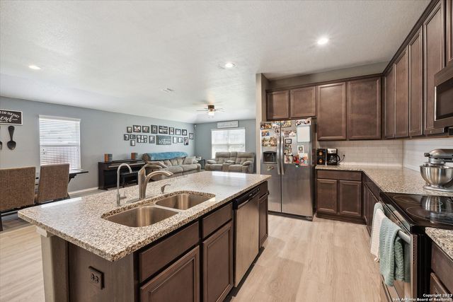 4522 HEATHERS CROSS, St Hedwig, TX 78152