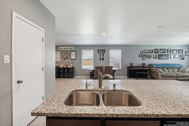 4522 HEATHERS CROSS, St Hedwig, TX 78152