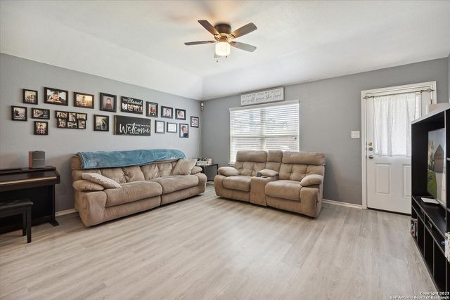 4522 HEATHERS CROSS, St Hedwig, TX 78152