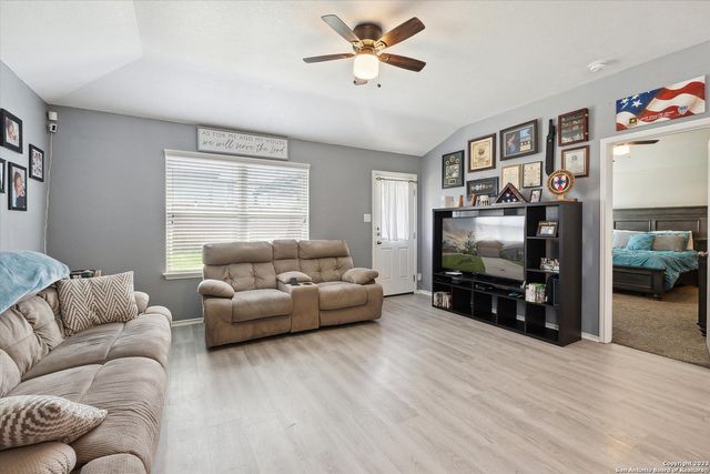 4522 HEATHERS CROSS, St Hedwig, TX 78152