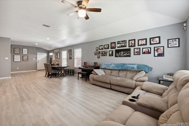 4522 HEATHERS CROSS, St Hedwig, TX 78152