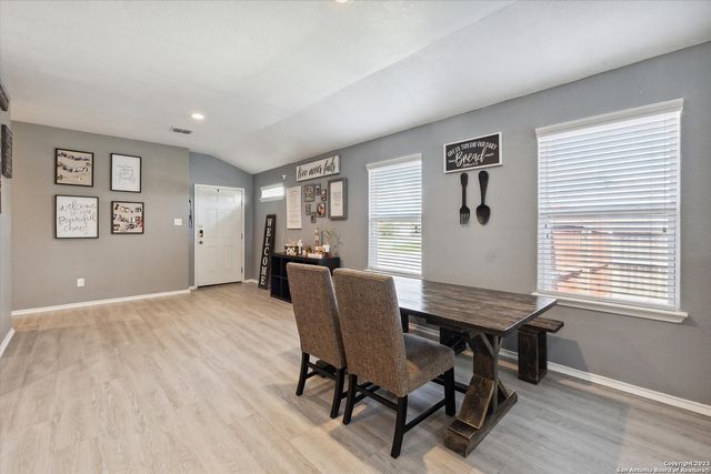 4522 HEATHERS CROSS, St Hedwig, TX 78152
