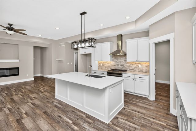 5640 Sunburst Drive, Pleasant Hill, IA 50327