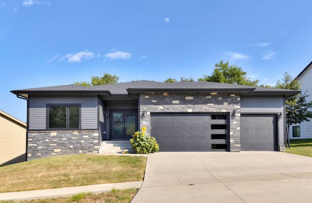 5640 Sunburst Drive, Pleasant Hill, IA 50327