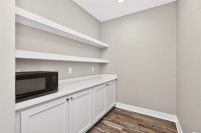 5640 Sunburst Drive, Pleasant Hill, IA 50327