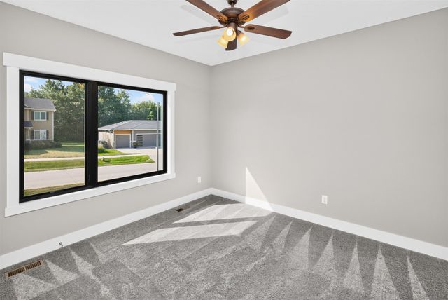 5640 Sunburst Drive, Pleasant Hill, IA 50327