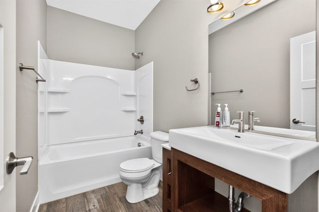 5640 Sunburst Drive, Pleasant Hill, IA 50327