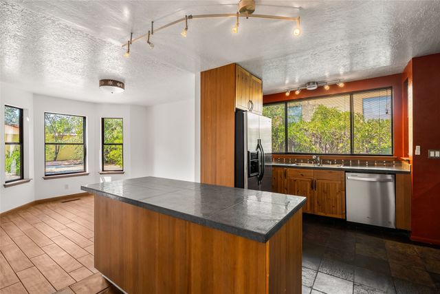 1876 Candela, Santa Fe, NM 87505