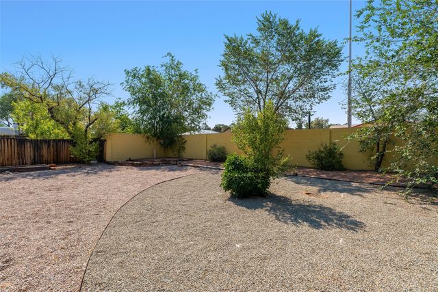 1876 Candela, Santa Fe, NM 87505