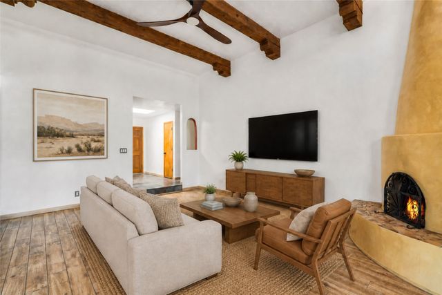 1876 Candela, Santa Fe, NM 87505