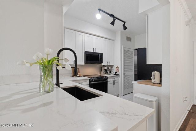 8539 GATE Parkway W 9404, Jacksonville, FL 32216