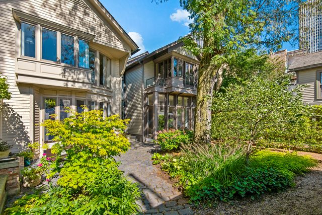 229 W Eugenie Street, Chicago, IL 60614