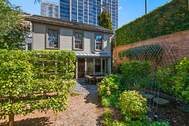 229 W Eugenie Street, Chicago, IL 60614