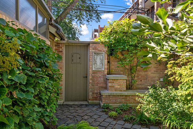 229 W Eugenie Street, Chicago, IL 60614