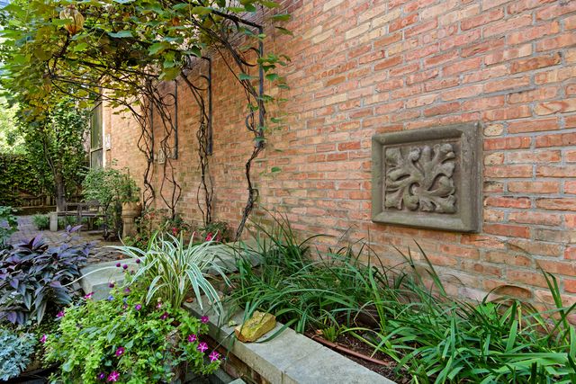 229 W Eugenie Street, Chicago, IL 60614