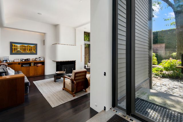 229 W Eugenie Street, Chicago, IL 60614