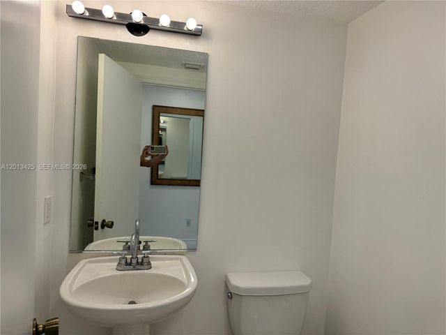 4933 N Harbor Isles Dr 202, Dania Beach, FL 33312