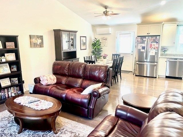 4 Valley View Dr, Spencer, MA 01562