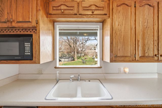 707 E 7th Court, Sand Springs, OK 74063