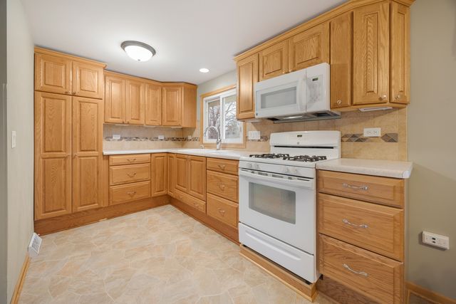 810 Revere Road, South Elgin, IL 60177