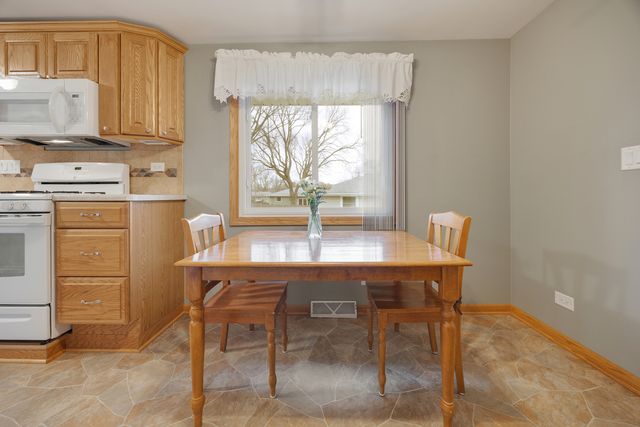 810 Revere Road, South Elgin, IL 60177