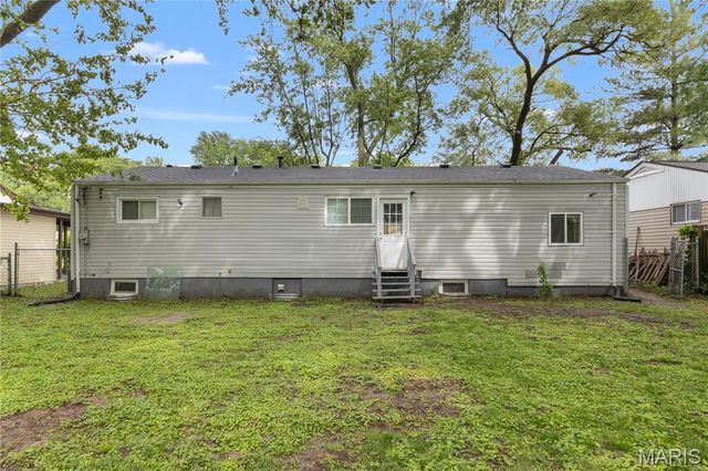 1045 S Waterford Drive, Florissant, MO 63033