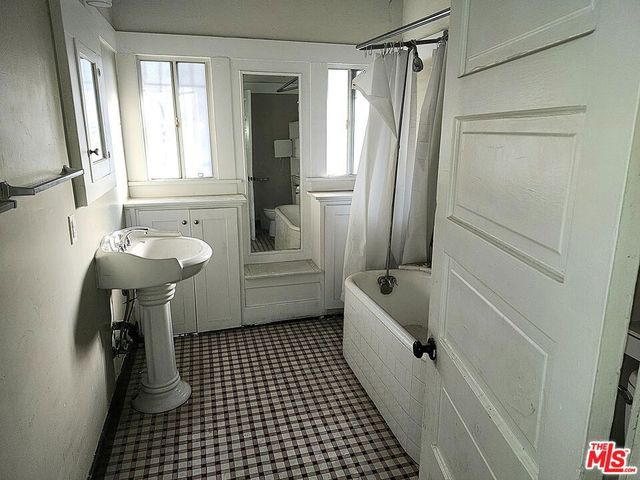 4305 S Flower Street, Los Angeles, CA 90037