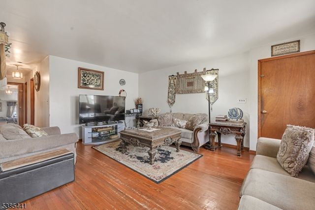 514 E Elm St, Linden City, NJ 07036