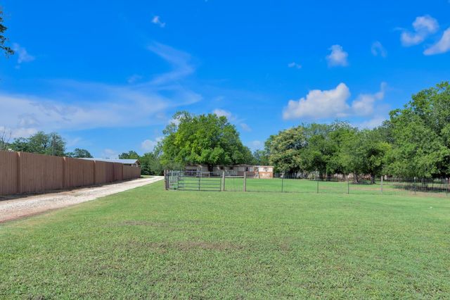 148 Meadows DR, Elgin, TX 78621