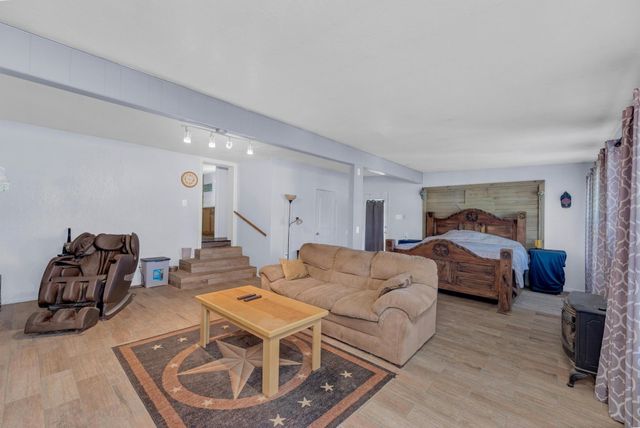 148 Meadows DR, Elgin, TX 78621