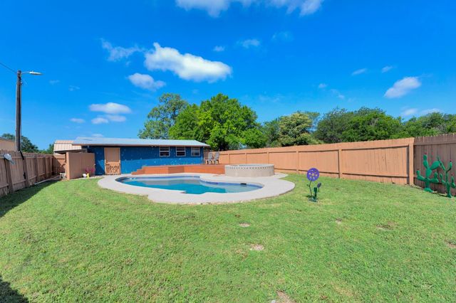 148 Meadows DR, Elgin, TX 78621