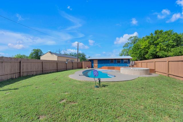 148 Meadows DR, Elgin, TX 78621