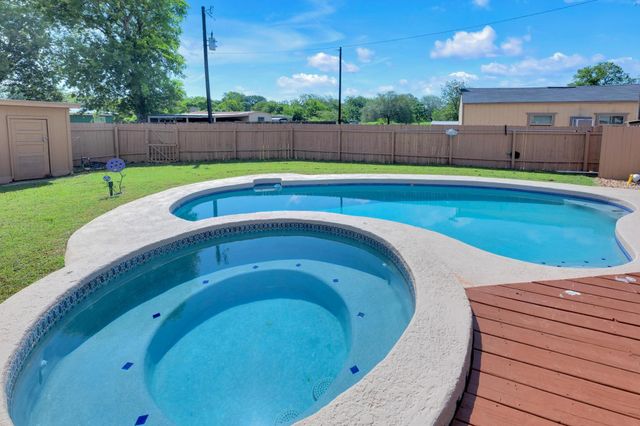 148 Meadows DR, Elgin, TX 78621
