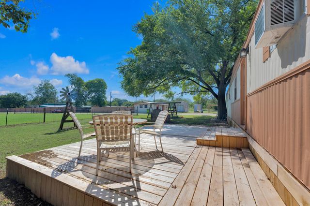 148 Meadows DR, Elgin, TX 78621